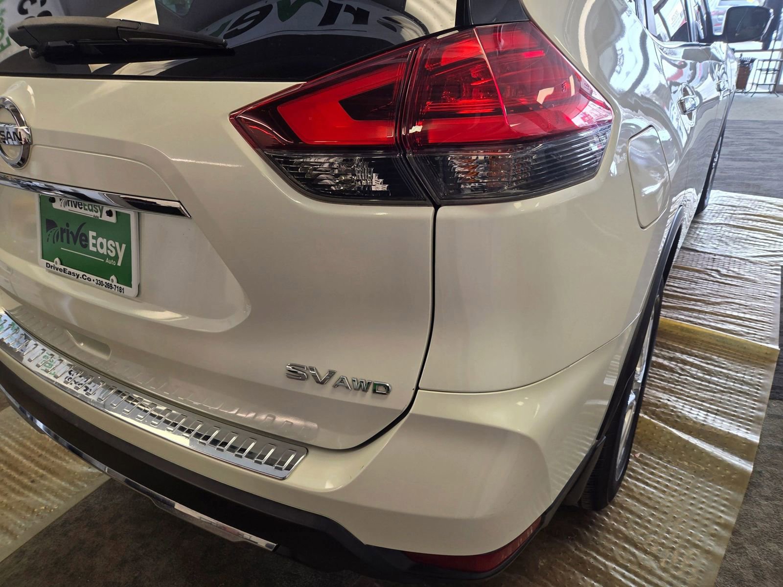 Used 2017 Nissan Rogue SV w/ SV Premium Package image 13