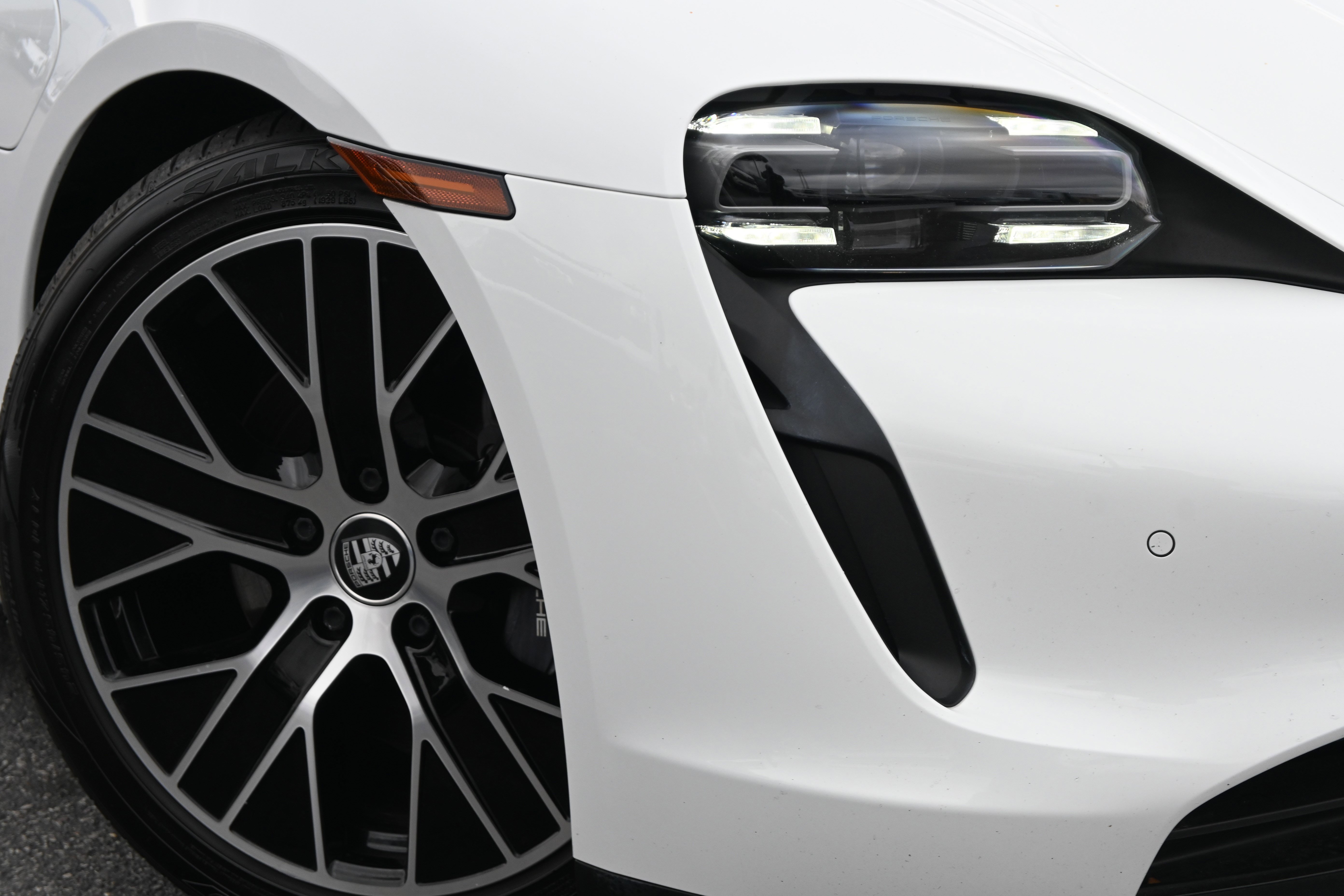 Used 2022 Porsche Taycan image 12