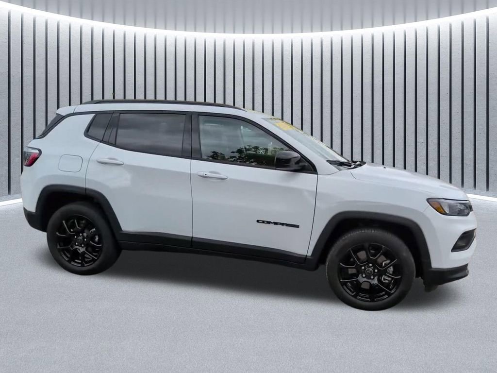 Used 2025 Jeep Compass Latitude w/ Altitude Special Edition AWD/4WD image 3
