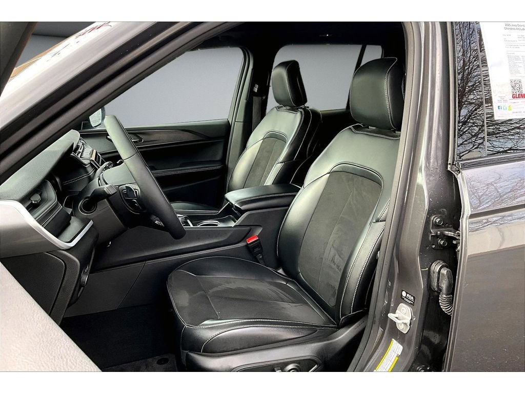 Certified 2025 Jeep Grand Cherokee Altitude image 22