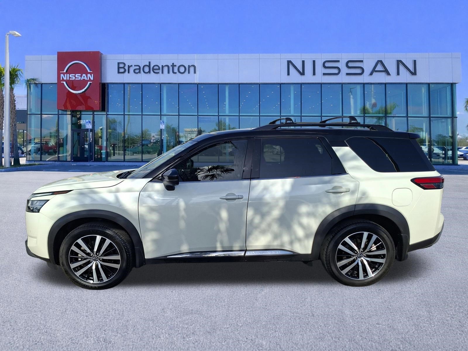Used 2023 Nissan Pathfinder Platinum AWD/4WD image 8
