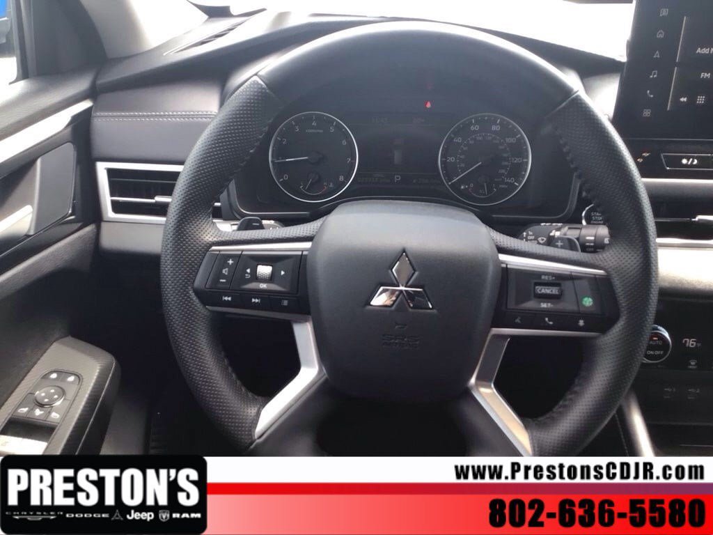 Used 2025 Mitsubishi Outlander AWD image 12