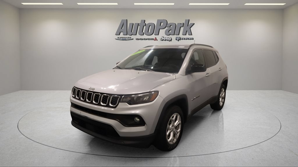 Used 2024 Jeep Compass Latitude AWD/4WD image 3