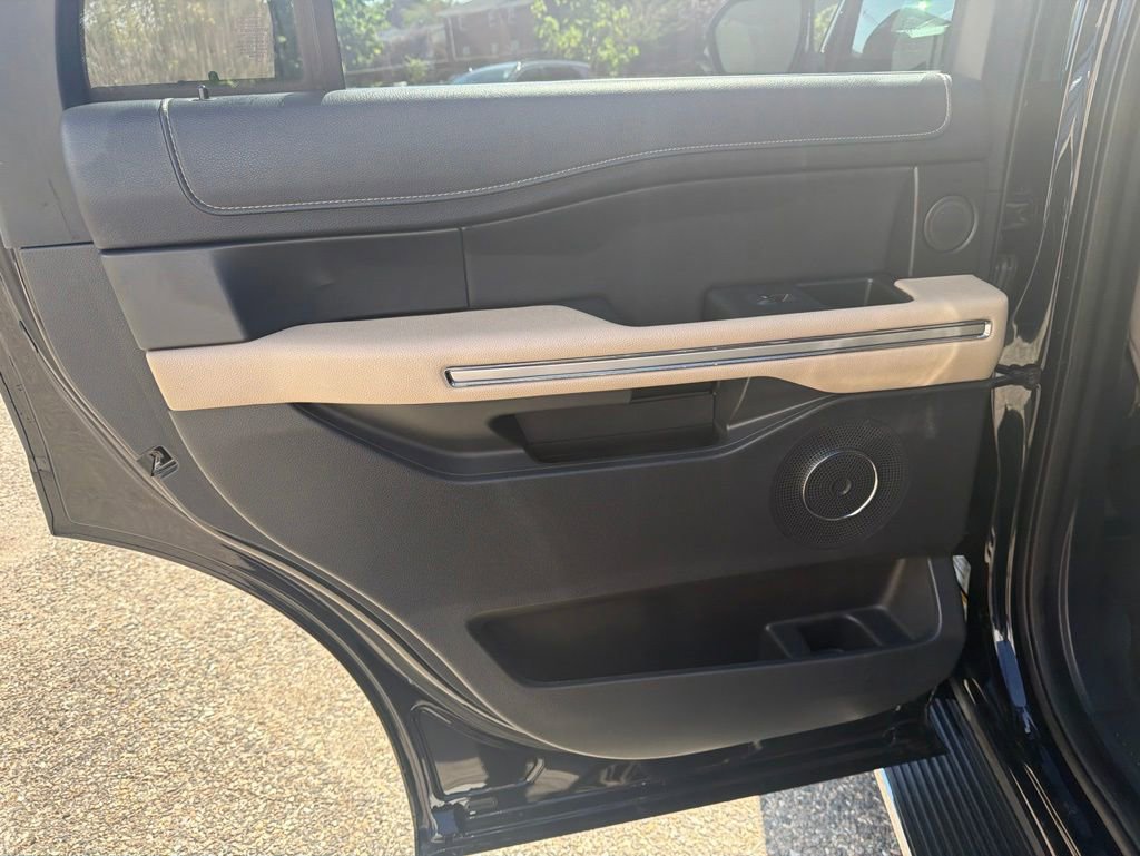 Used 2023 Ford Expedition Limited AWD/4WD image 18