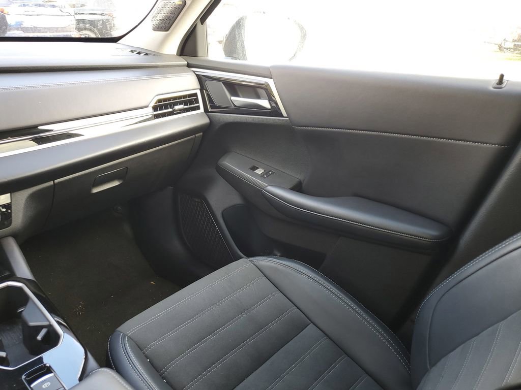 Used 2025 Mitsubishi Outlander SE image 11