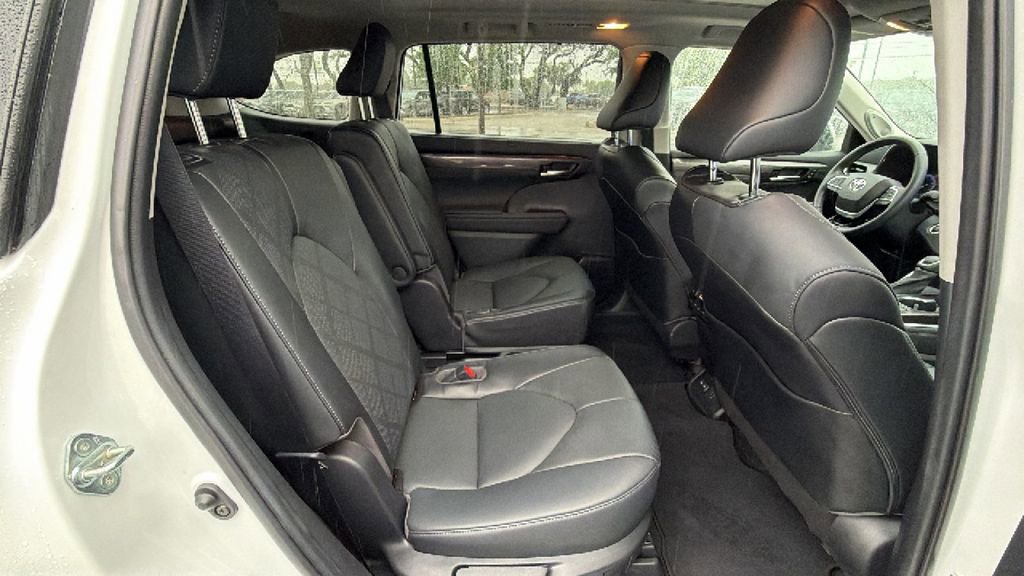 Used 2023 Toyota Highlander Platinum FWD image 38