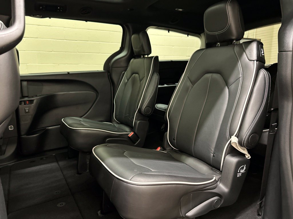 Used 2025 Chrysler Pacifica Limited FWD image 9