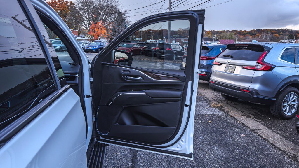 Used 2022 Cadillac Escalade ESV Sport Platinum w/ Heavy-Duty Trailer Package image 33