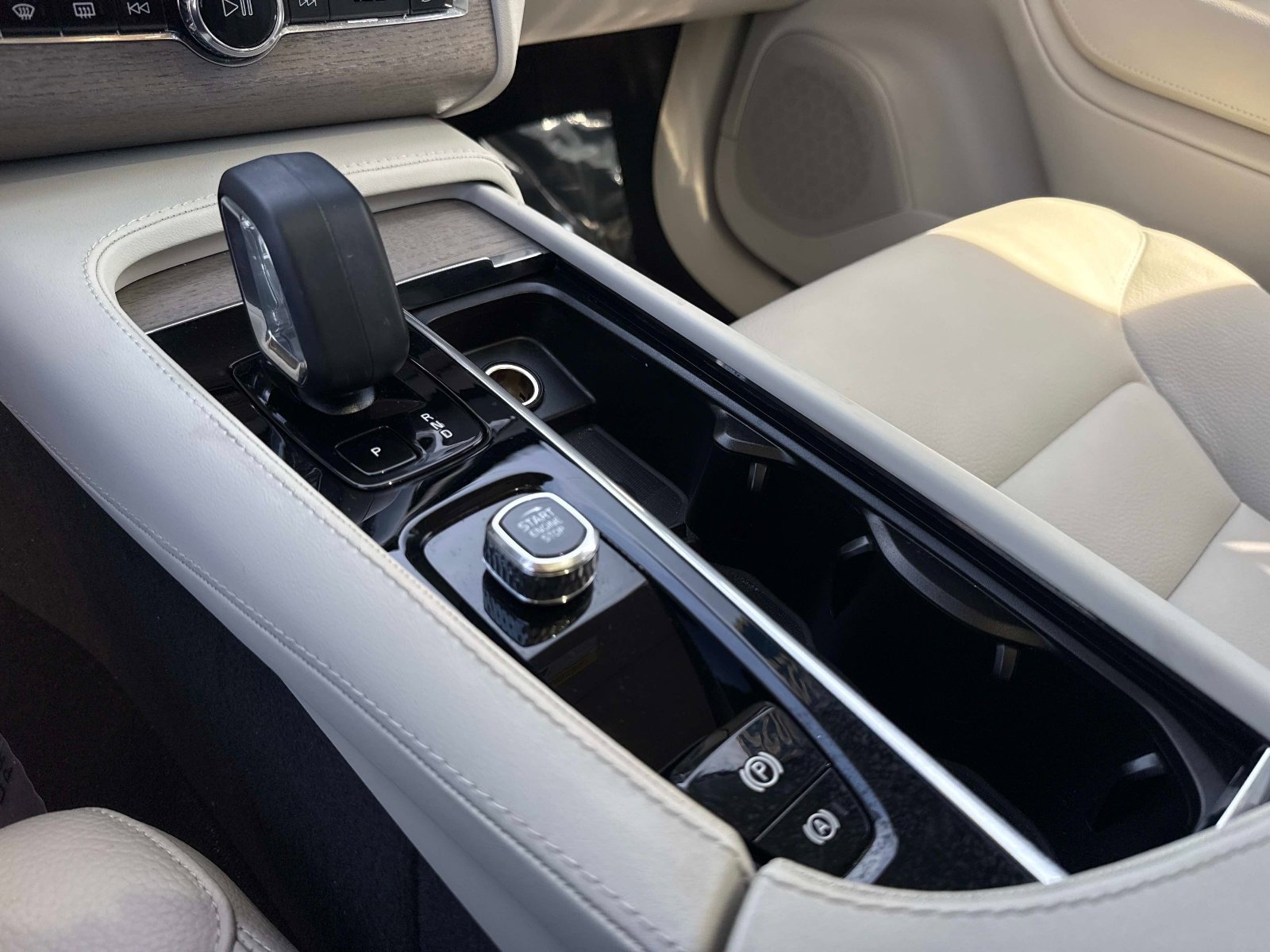 Certified 2025 Volvo XC90 T8 Plus w/ Protection Package Premier image 30