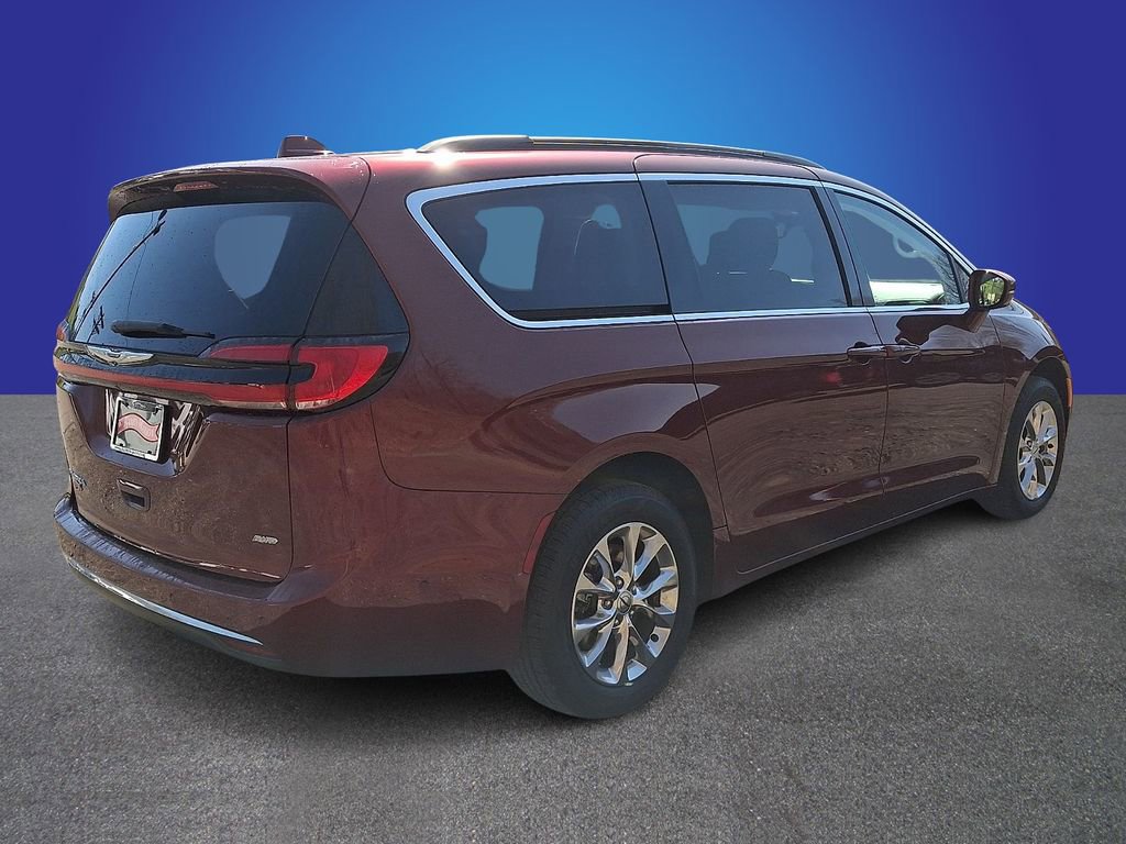Used 2022 Chrysler Pacifica Touring-L w/ Uconnect Theater Family Group image 4