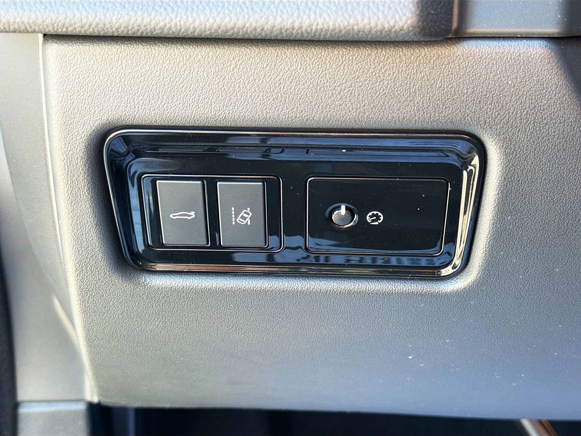 Used 2018 Jaguar XF Premium image 34