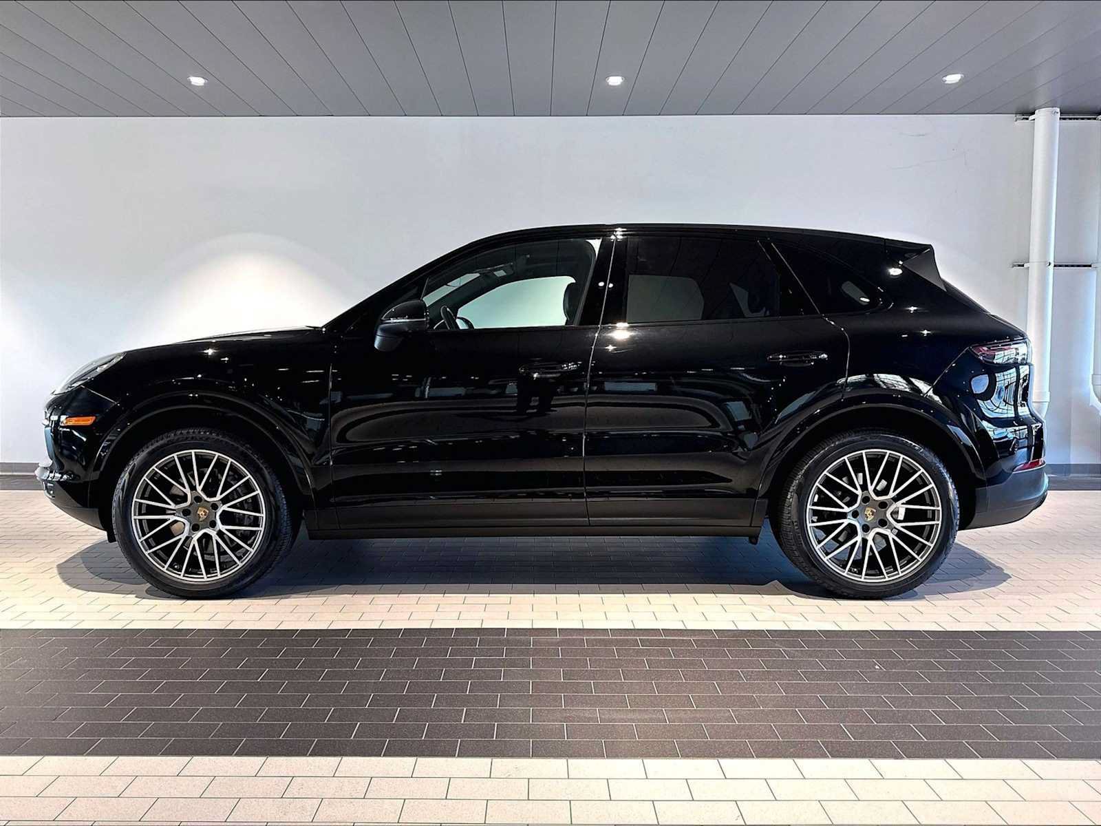 Used 2023 Porsche Cayenne Platinum Edition AWD/4WD image 2