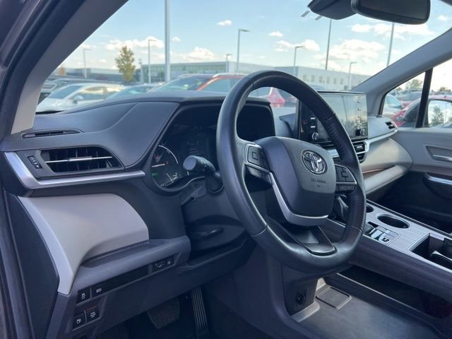 Used 2024 Toyota Sienna XLE image 9