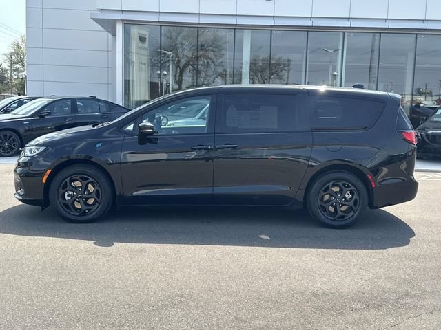 Used 2022 Chrysler Pacifica Touring-L w/ S Appearance Package FWD image 40