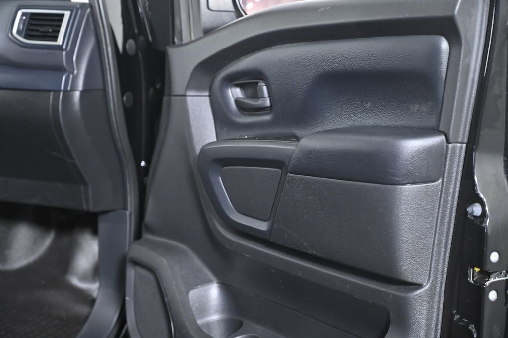 Used 2018 Nissan Titan S image 24