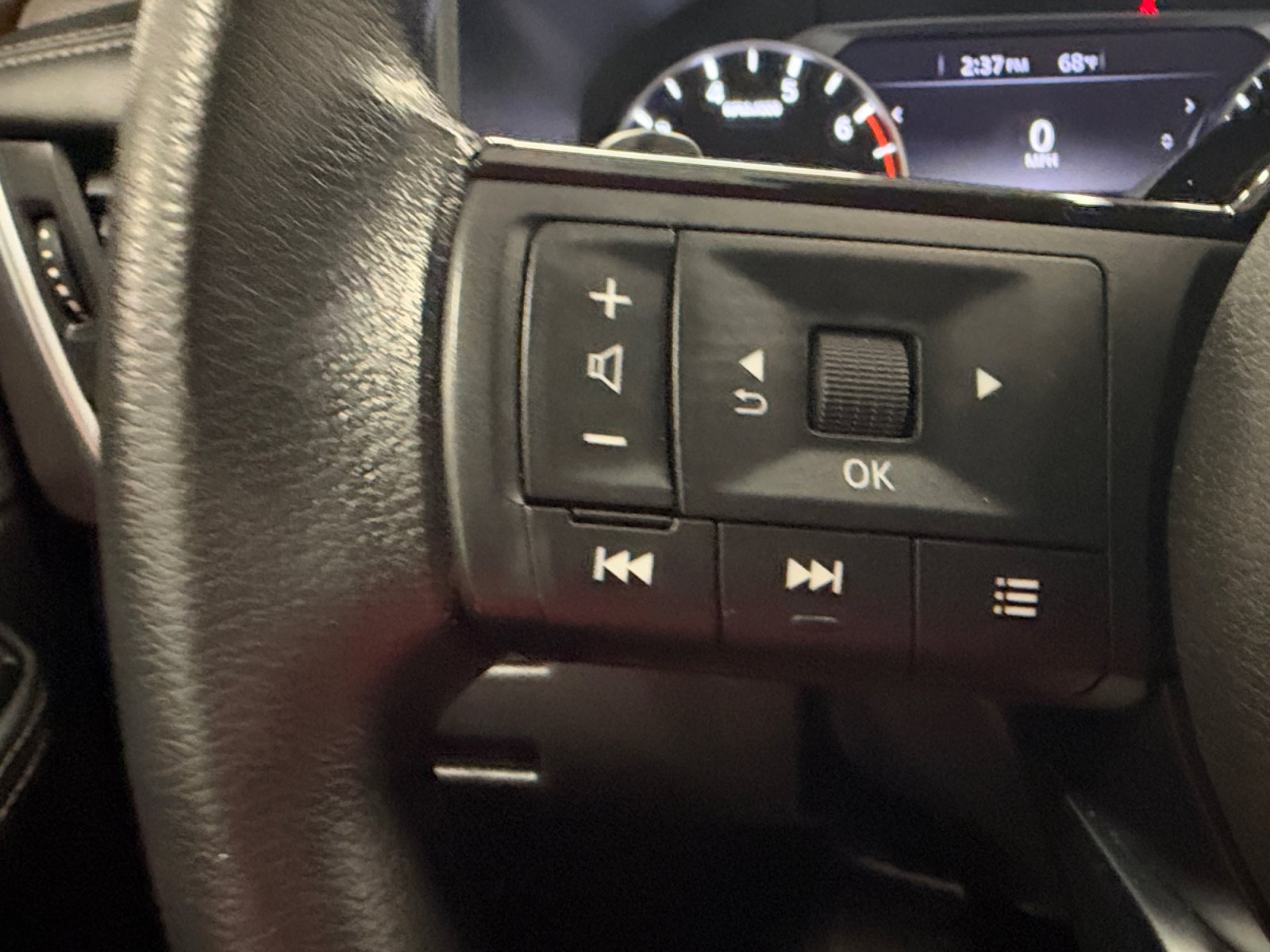 Used 2023 Nissan Rogue SV AWD/4WD image 17