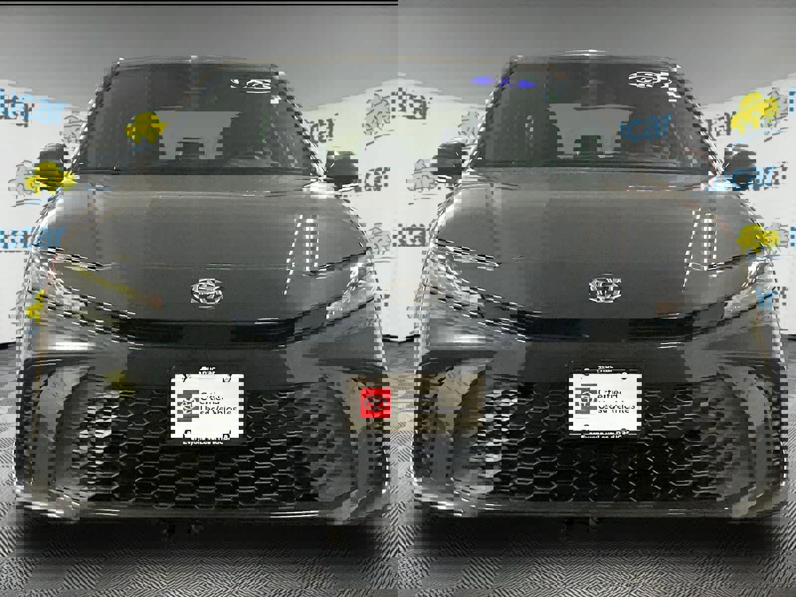 Used 2025 Toyota Camry SE FWD image 2