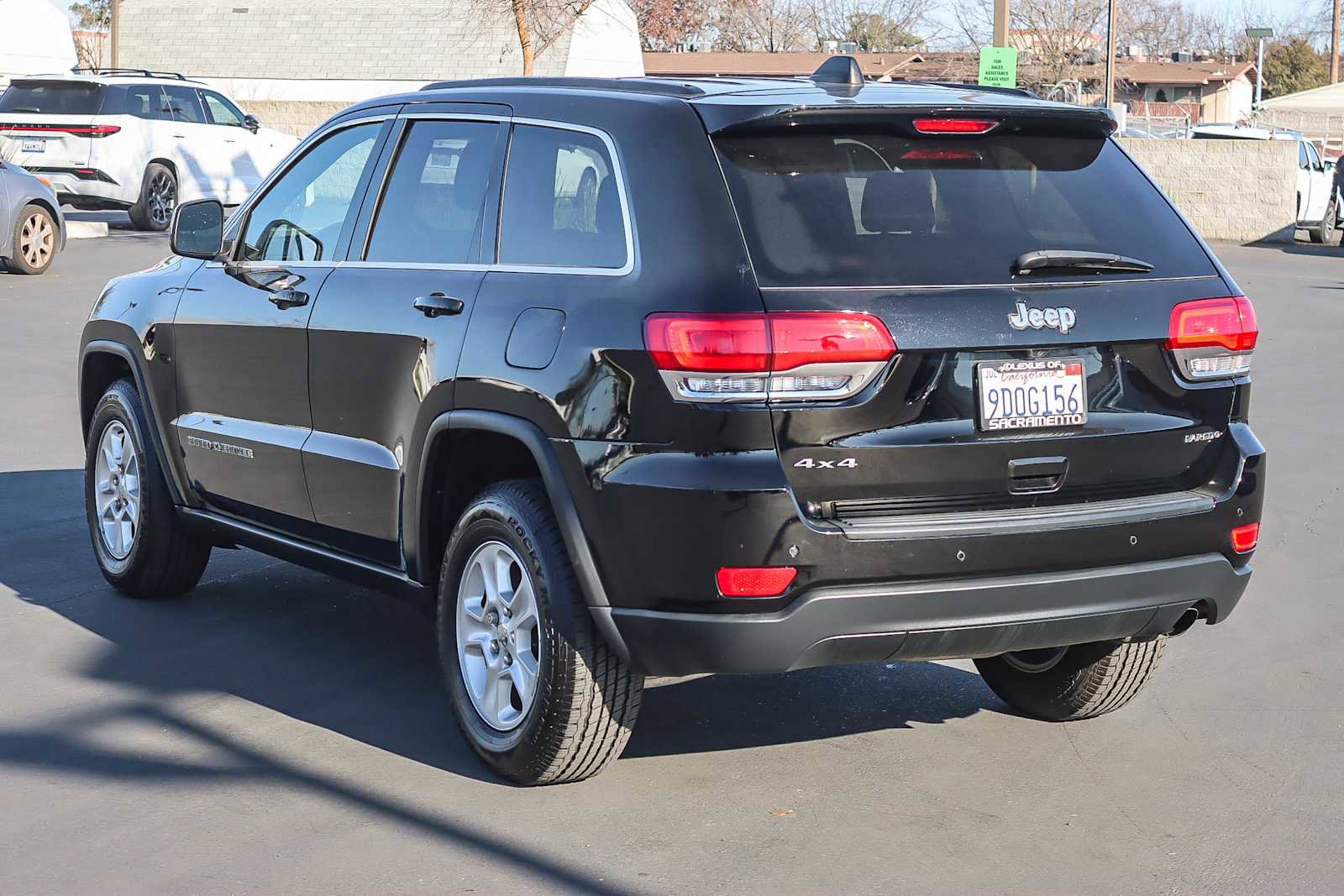 Used 2017 Jeep Grand Cherokee Laredo image 2