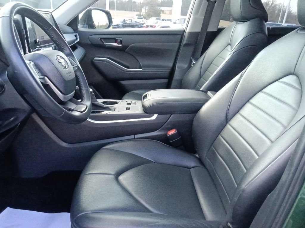 Used 2024 Toyota Highlander XLE image 15