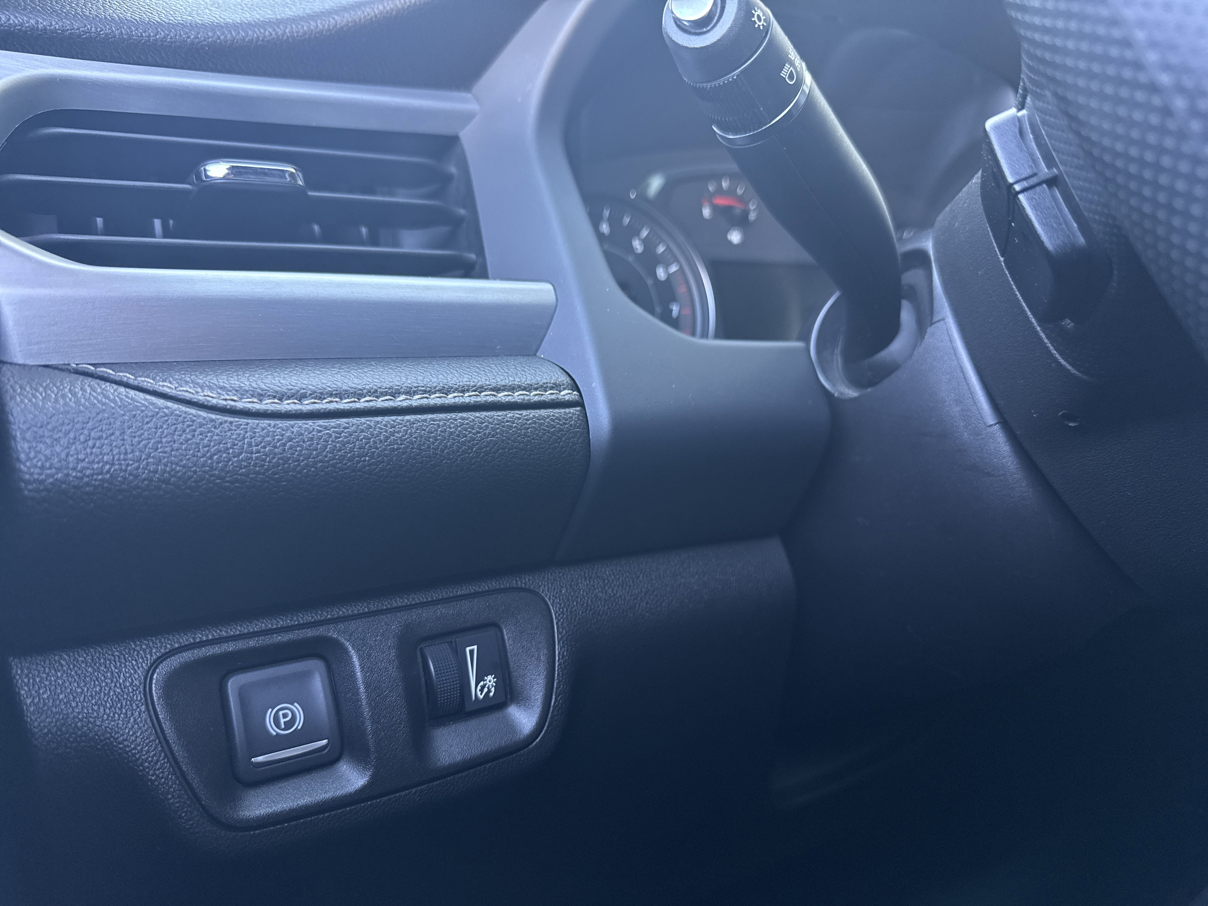 Used 2023 GMC Acadia SLE image 16