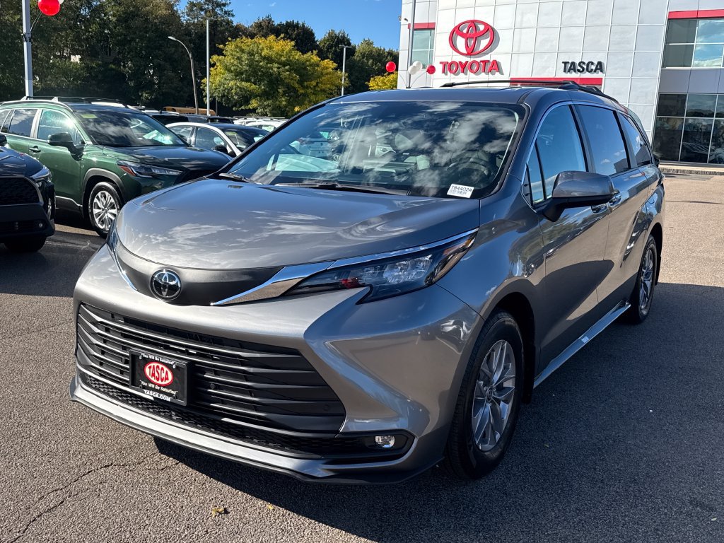 Used 2026 Toyota Sienna XLE AWD/4WD image 3