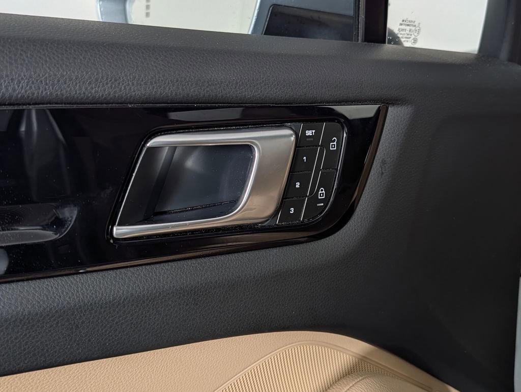 Certified 2023 Porsche Cayenne Platinum Edition image 26