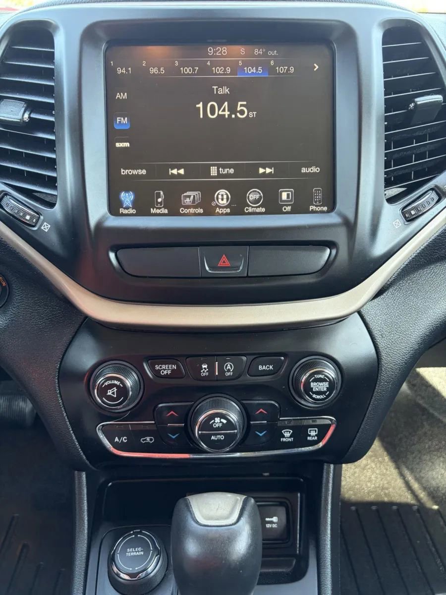 Used 2016 Jeep Cherokee Limited image 21