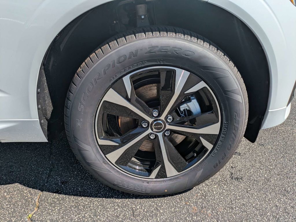 Used 2026 Volvo XC60 B5 Core image 11