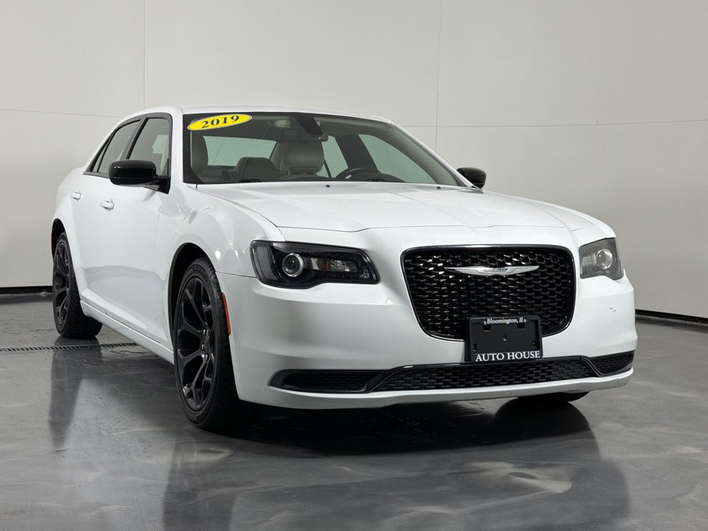 Used 2019 Chrysler 300 Touring w/ Sport Appearance Package RWD image 3