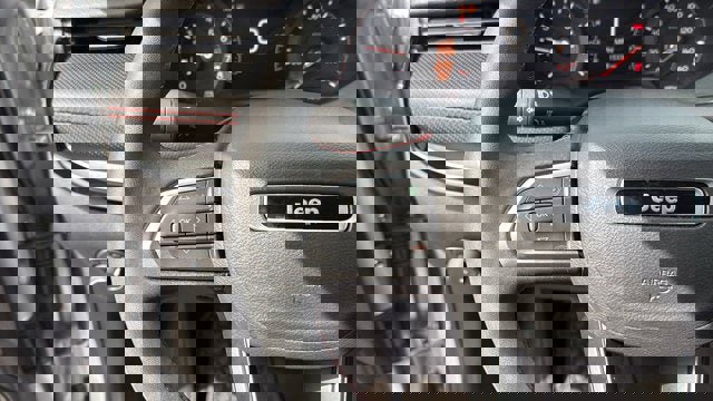 Used 2025 Jeep Compass Trailhawk w/ Trailhawk Convenience Group AWD/4WD image 16