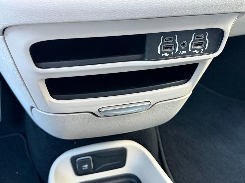 Used 2023 Chrysler Pacifica Touring-L FWD image 43