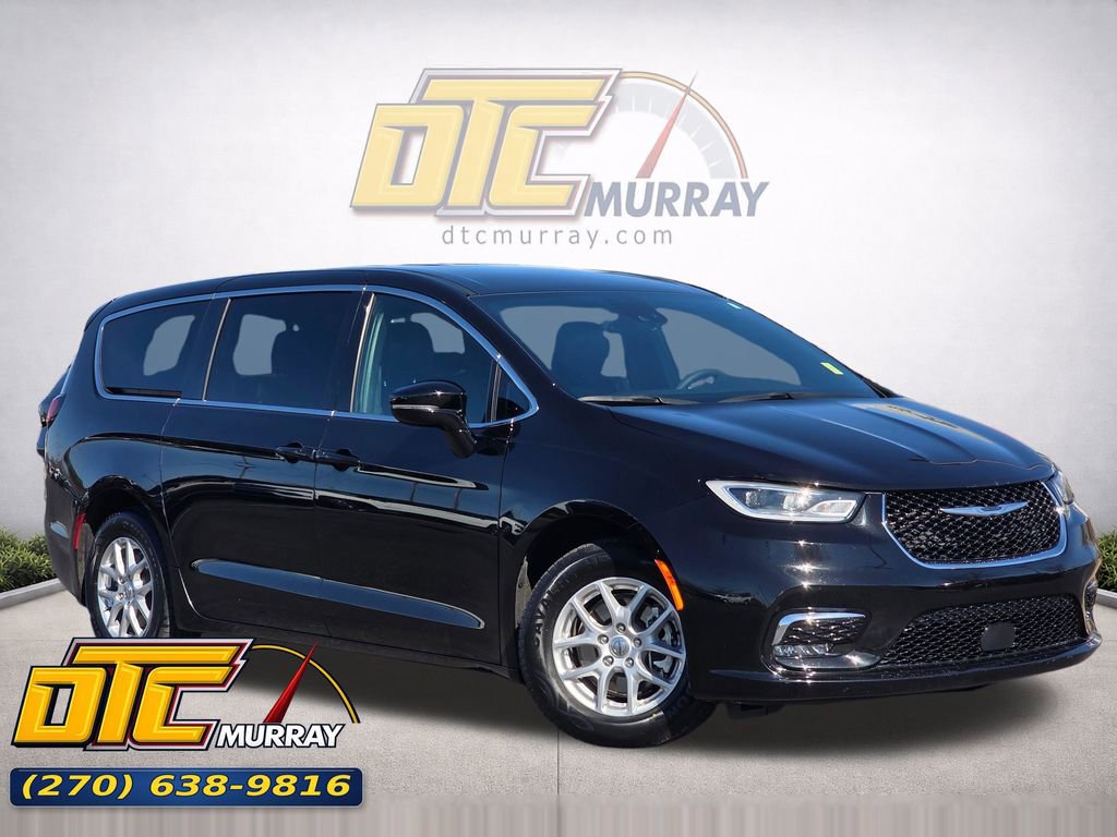 Used 2025 Chrysler Pacifica Select