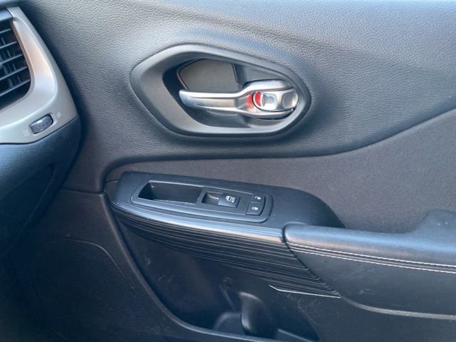 Used 2015 Jeep Cherokee Latitude image 24