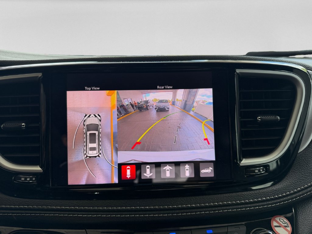 Used 2024 Chrysler Pacifica Limited FWD image 16
