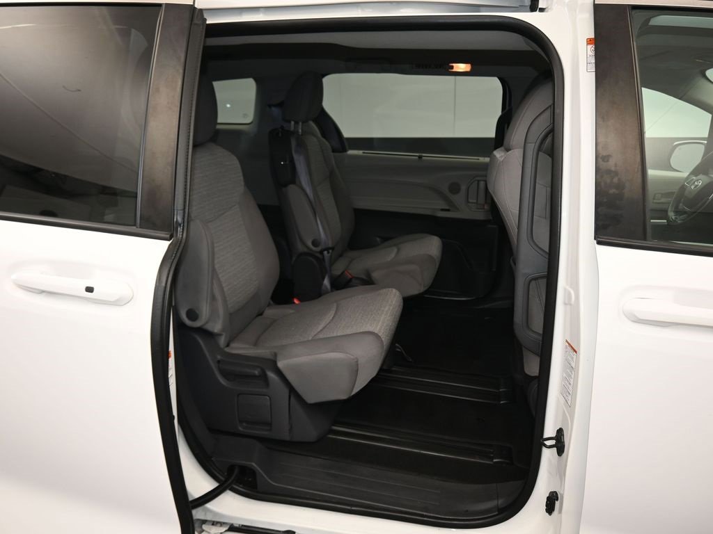 Used 2021 Toyota Sienna LE image 41
