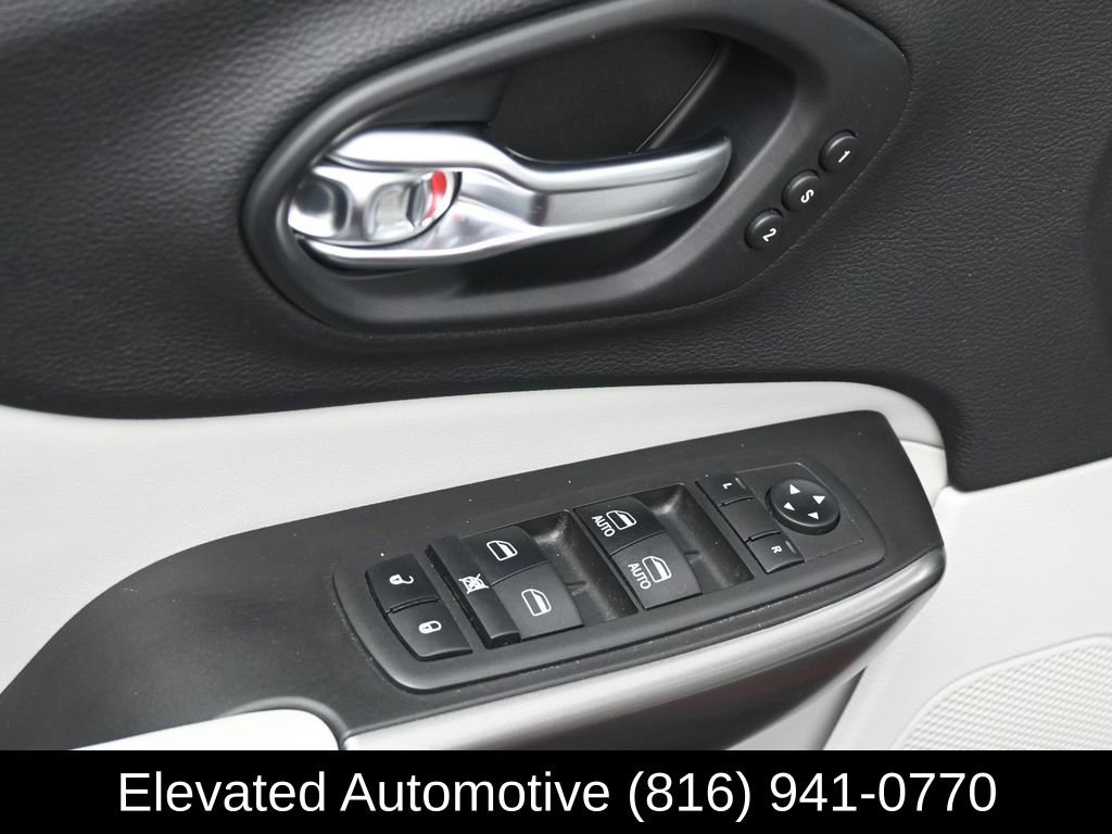Used 2019 Jeep Cherokee Limited w/ Technology Group image 18
