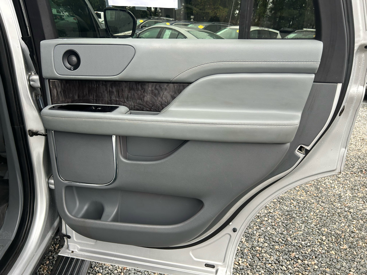 Used 2019 Lincoln Navigator Select image 15