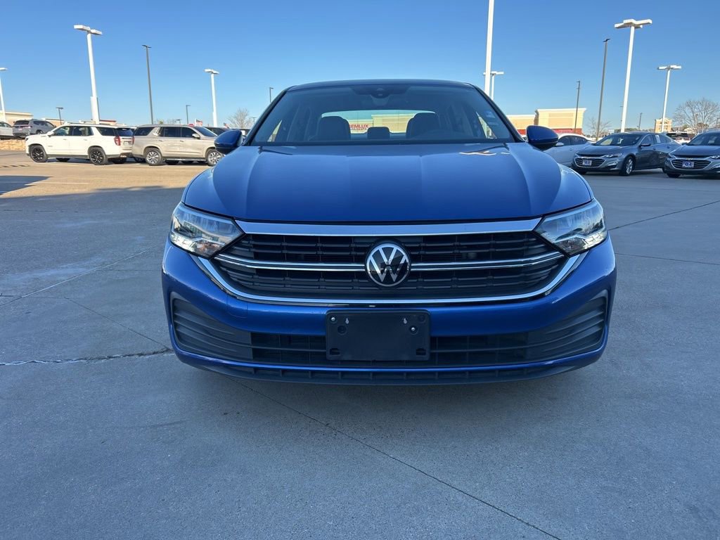 Used 2024 Volkswagen Jetta SE FWD image 2