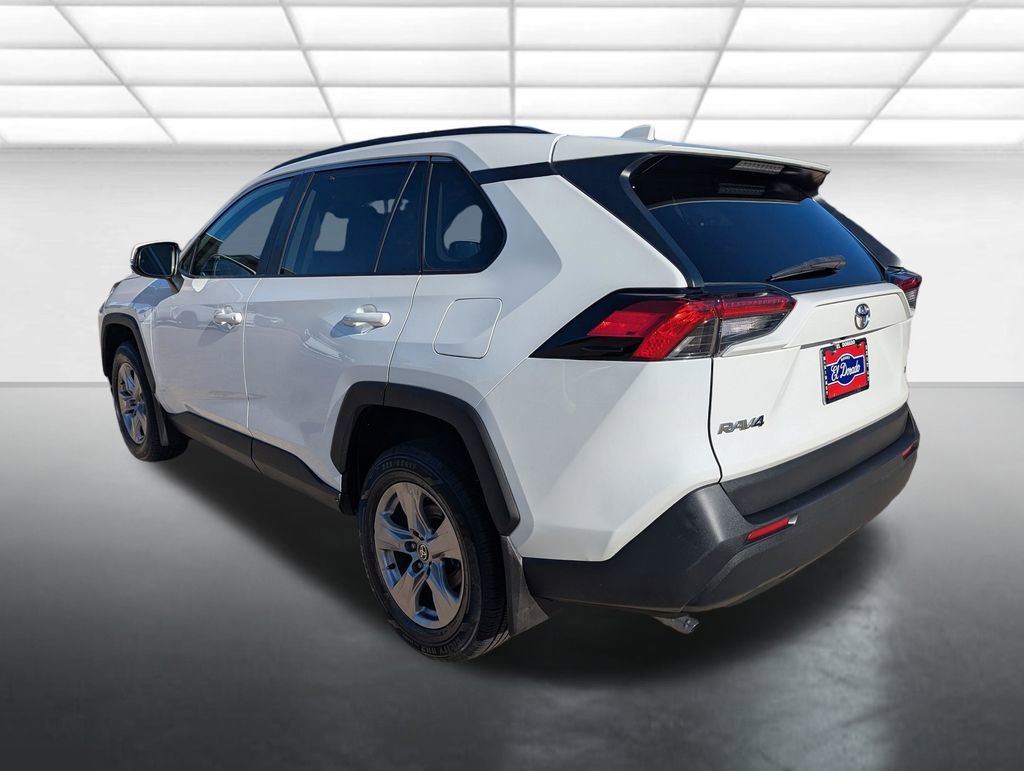 Used 2022 Toyota RAV4 XLE w/ Convenience Package FWD image 2