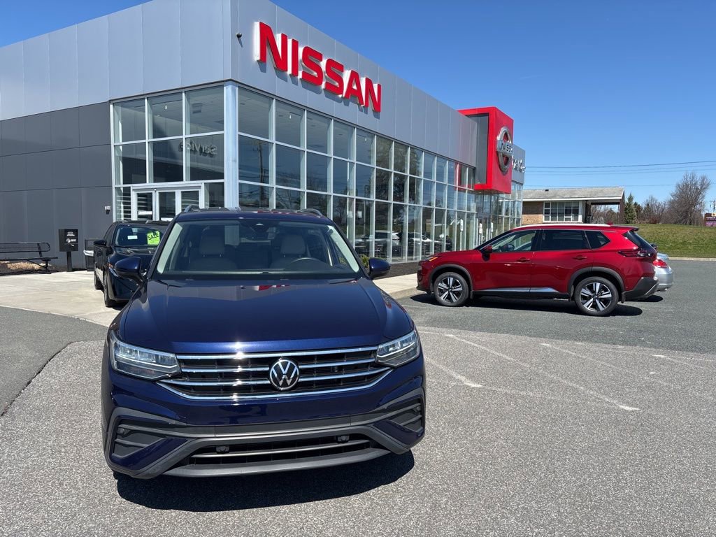 Used 2023 Volkswagen Tiguan SE image 2