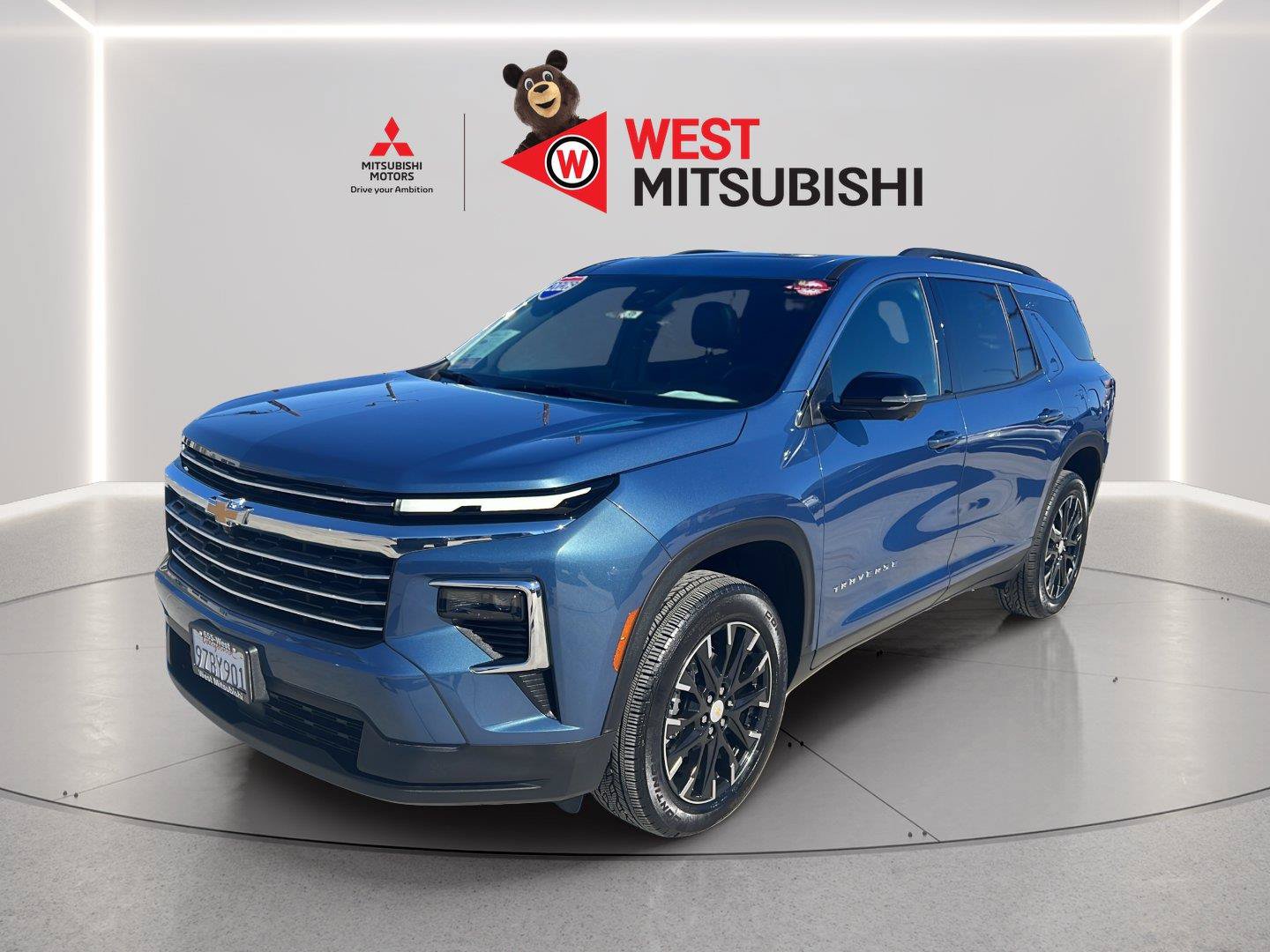 Used 2026 Chevrolet Traverse LT w/ Sun and Wheel Package FWD image 1