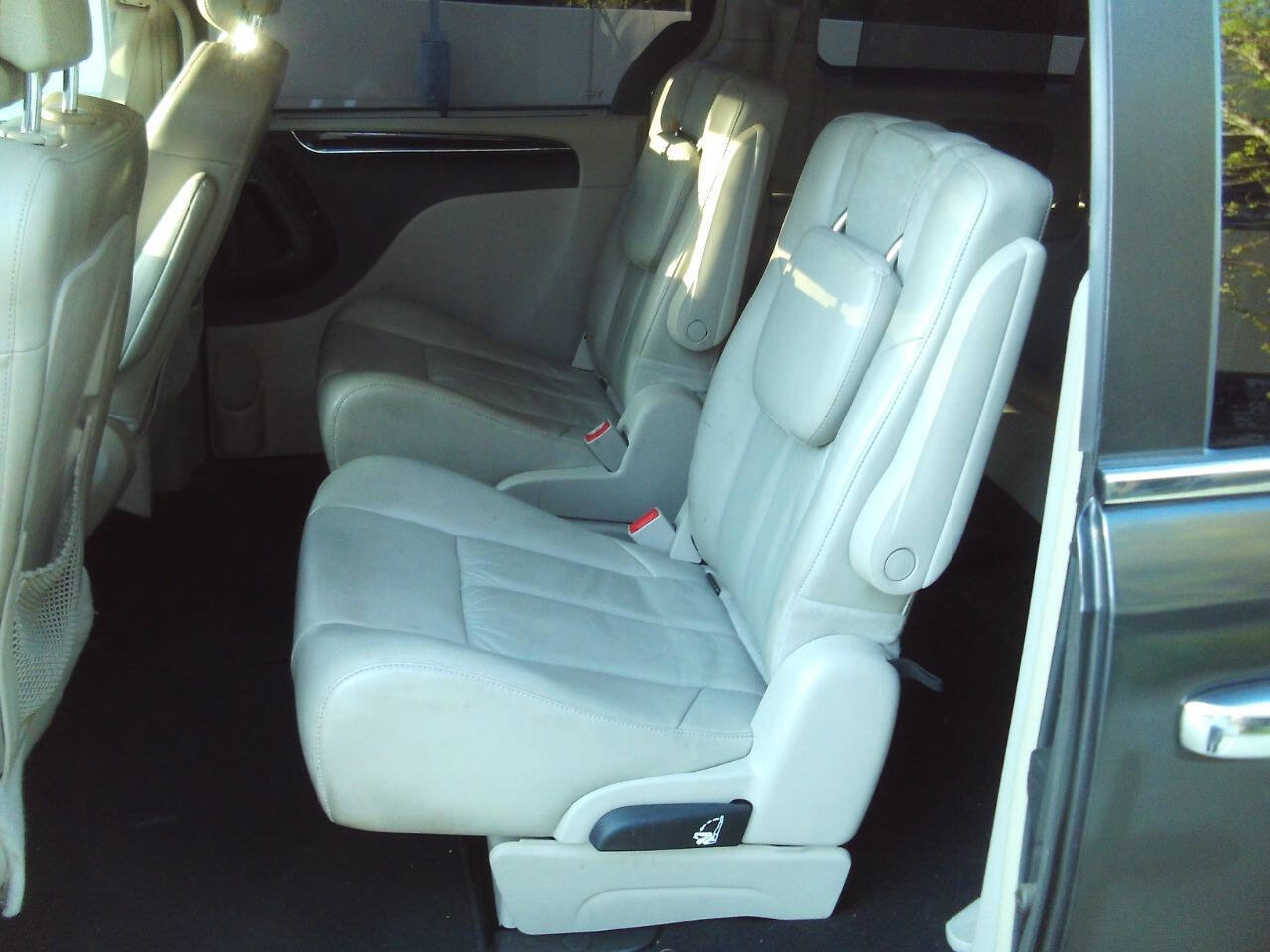 Used 2012 Chrysler Town & Country Limited w/ Luxury Group image 14