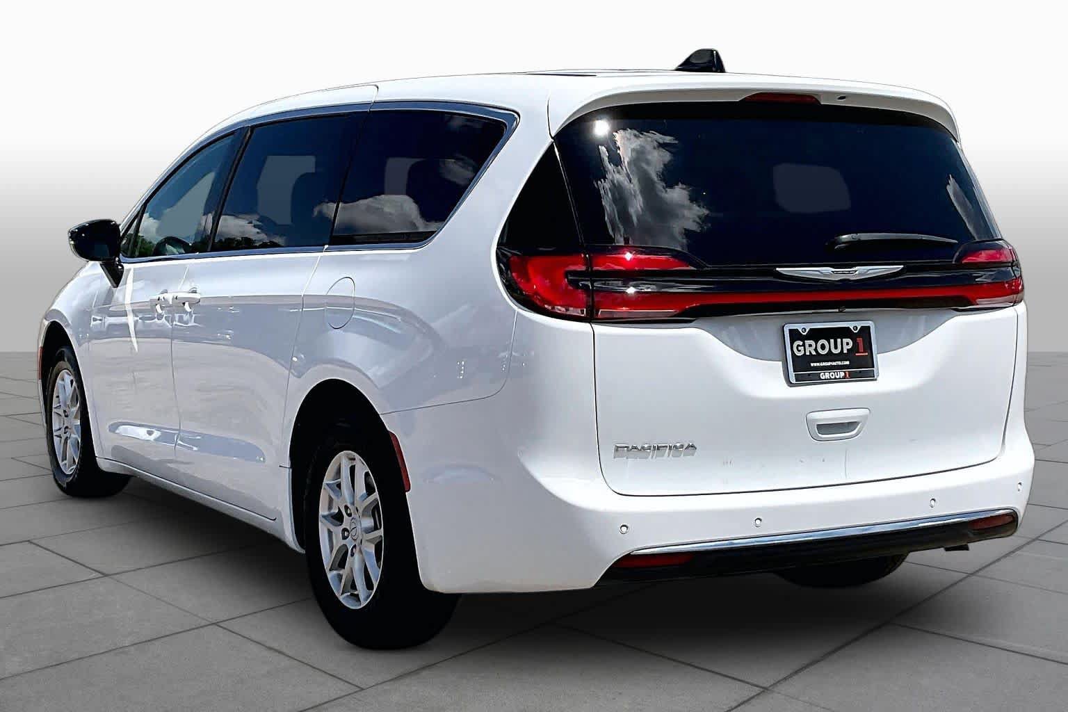Used 2025 Chrysler Pacifica Select FWD image 11