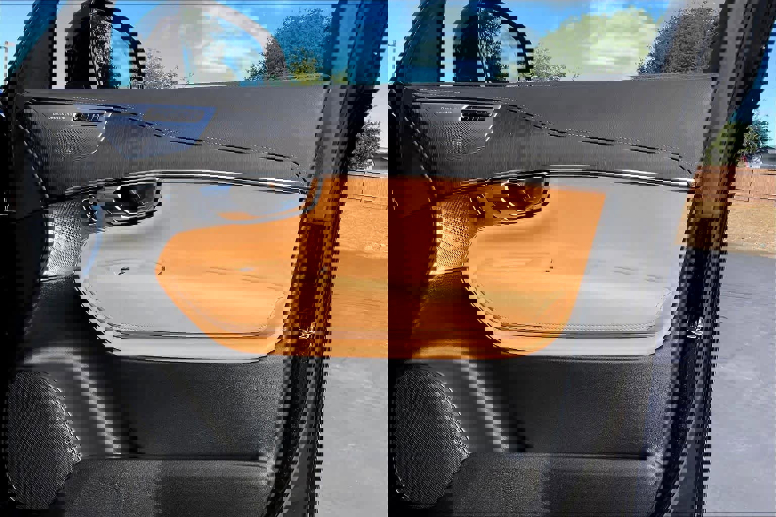 Used 2023 Volvo XC90 T8 Ultimate w/ Lounge Package image 27