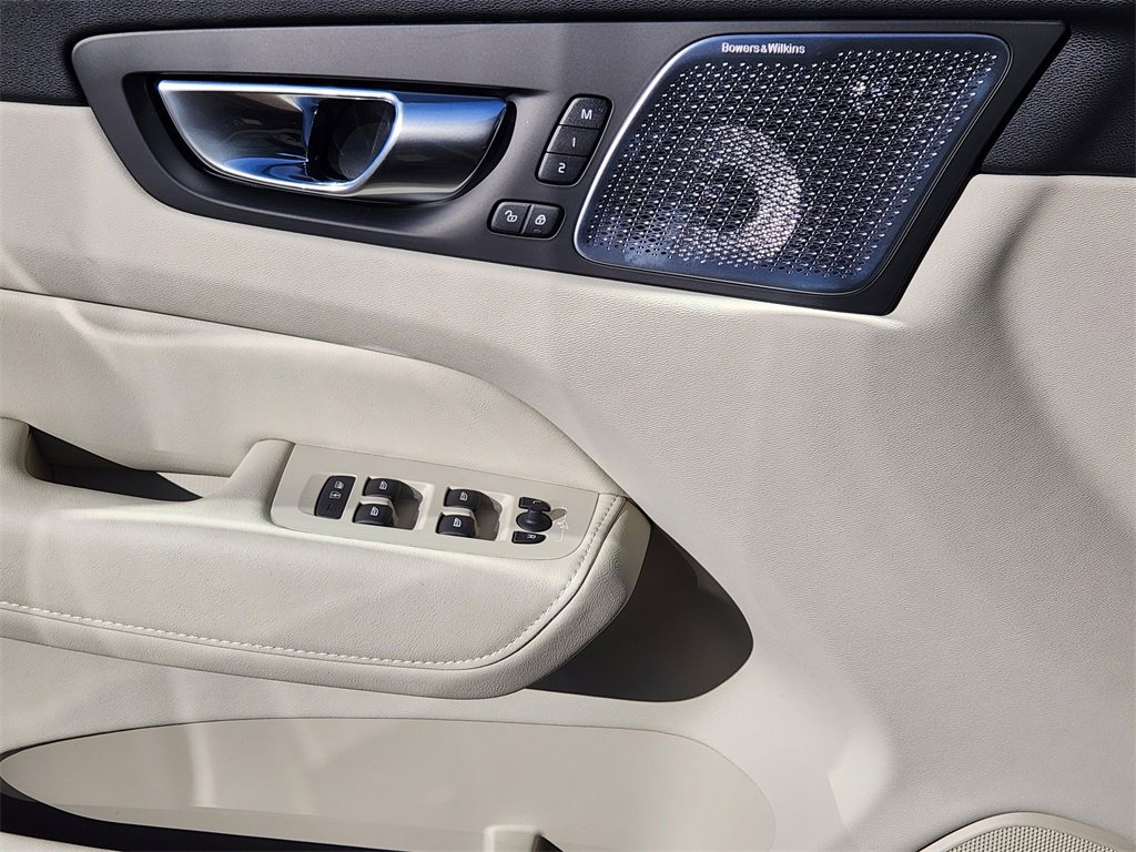 New 2026 Volvo XC60 B5 Ultra w/ Climate Package image 3