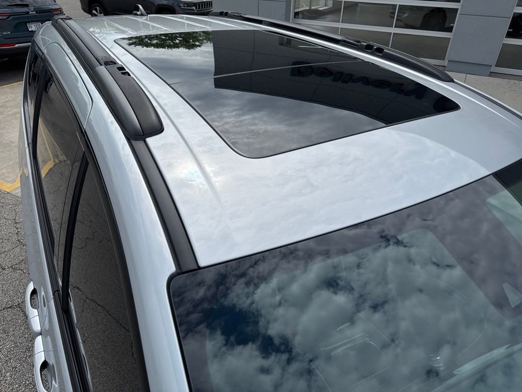 Used 2023 Chrysler Pacifica Limited w/ S Appearance Package FWD image 14
