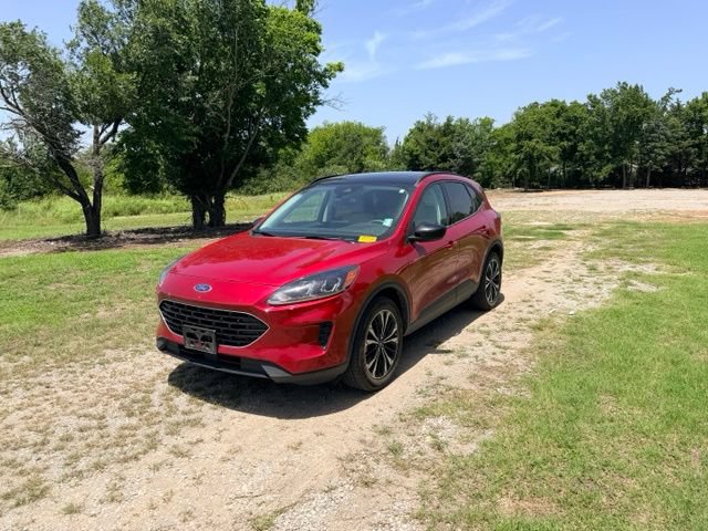 Used 2022 Ford Escape SE w/ SE Sport Appearance Package AWD/4WD image 1