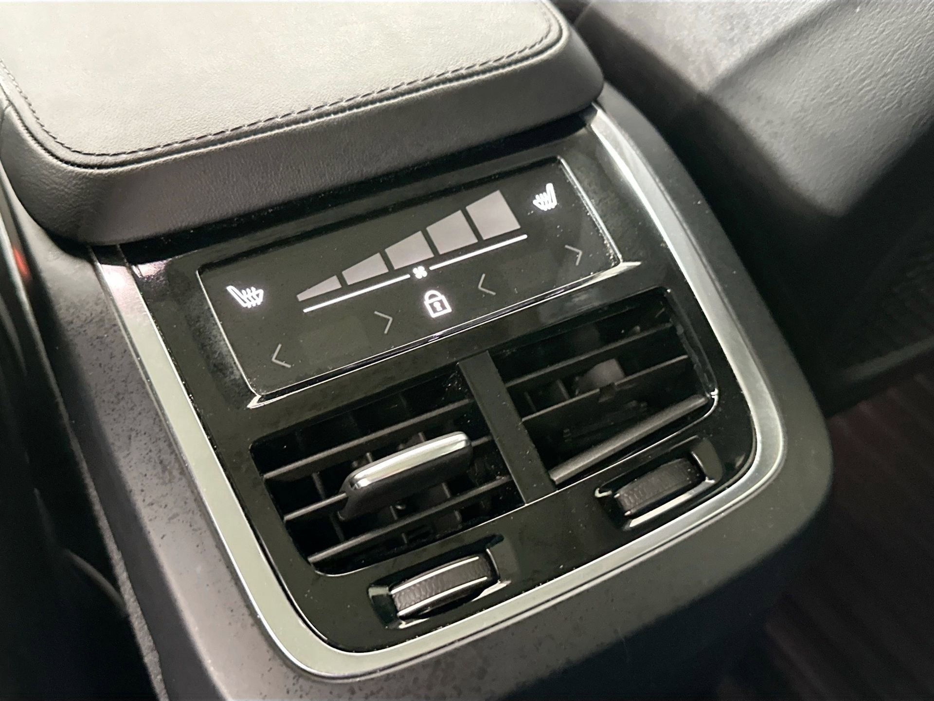 Certified 2023 Volvo XC90 B6 Plus w/ Protection Package Premier image 26