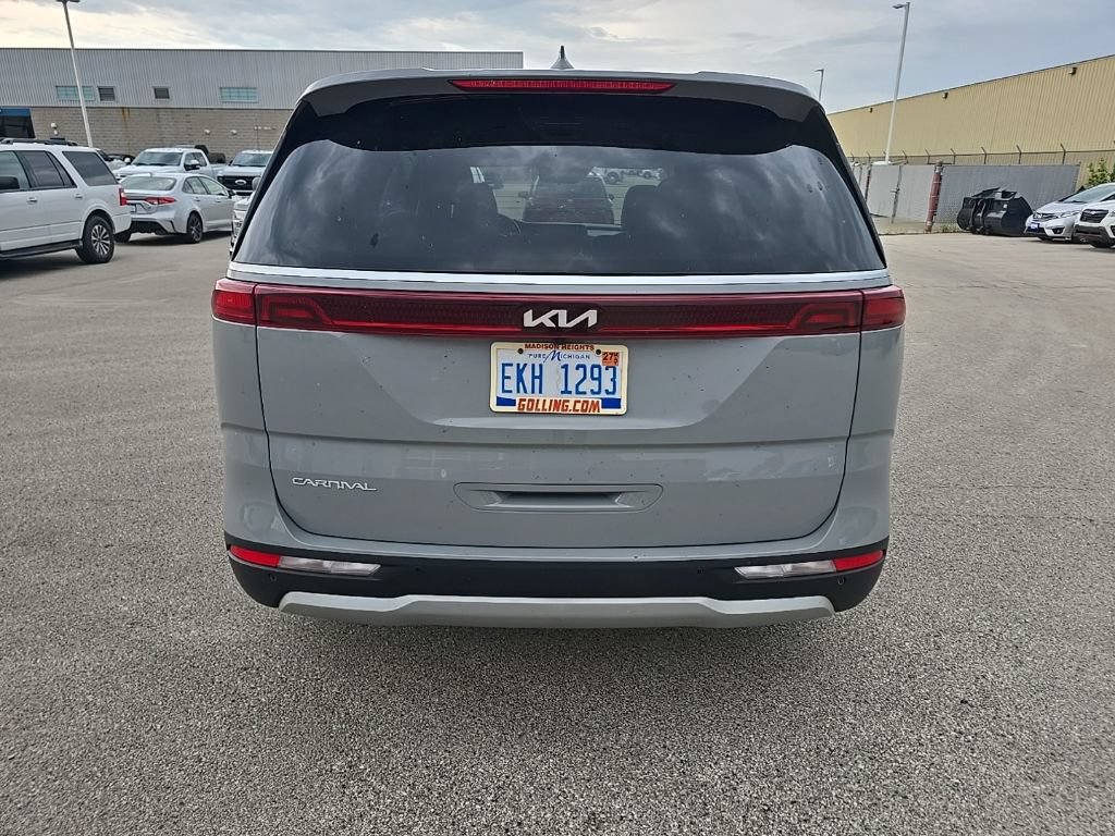 Used 2023 Kia Carnival EX FWD image 5