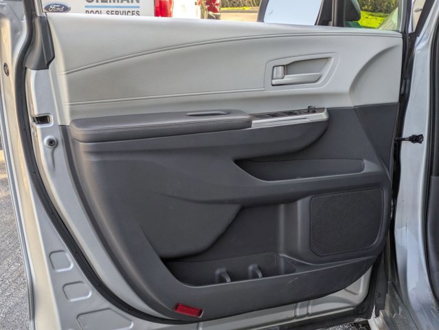 Used 2023 Toyota Sienna LE image 2